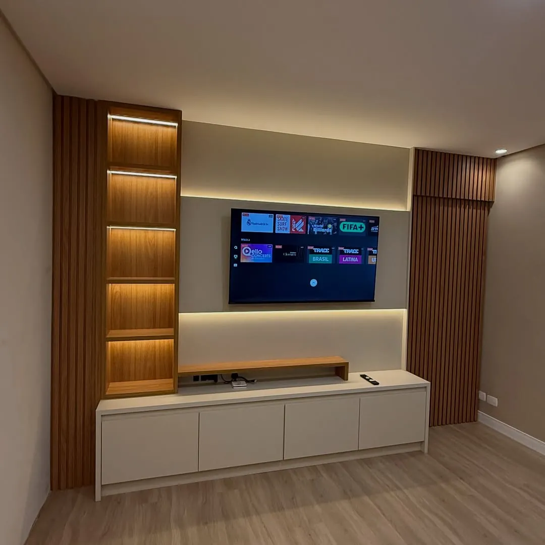 Sala com painel ripado de madeira e nichos iluminados
